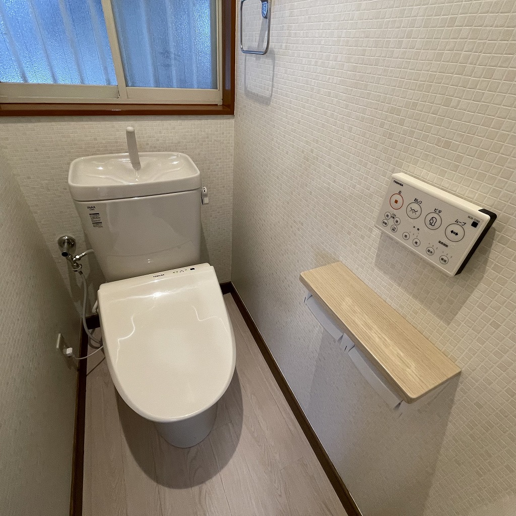 便器（ウォシュレットタイプ）、棚付二連紙巻器新設