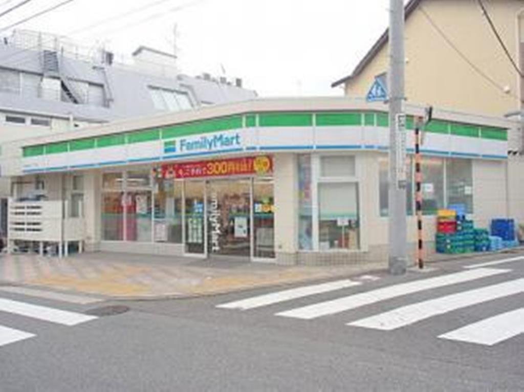 コンビニ ファミリーマート　田園調布二丁目店 379m