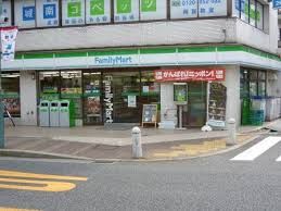 コンビニ ファミリーマート　世田谷玉堤店 398m