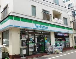 コンビニ ファミリーマート世田谷中町店 63m