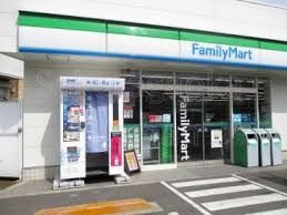 コンビニ ファミリーマート　世田谷中町店 561m